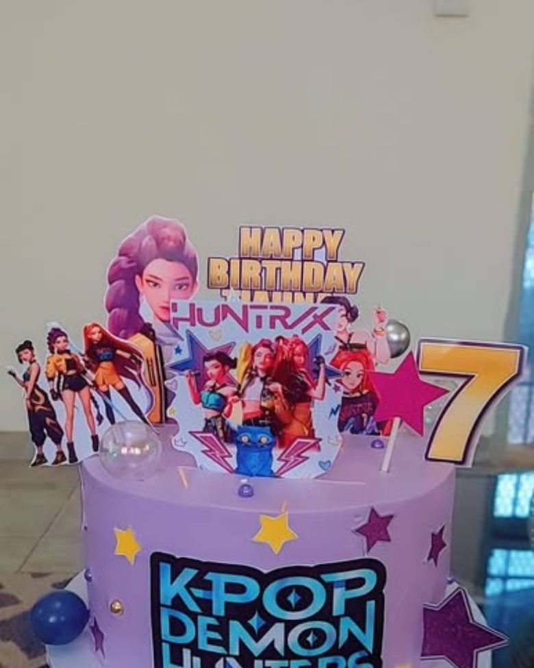 Demon Hunters cake by Niquas Cake Tales